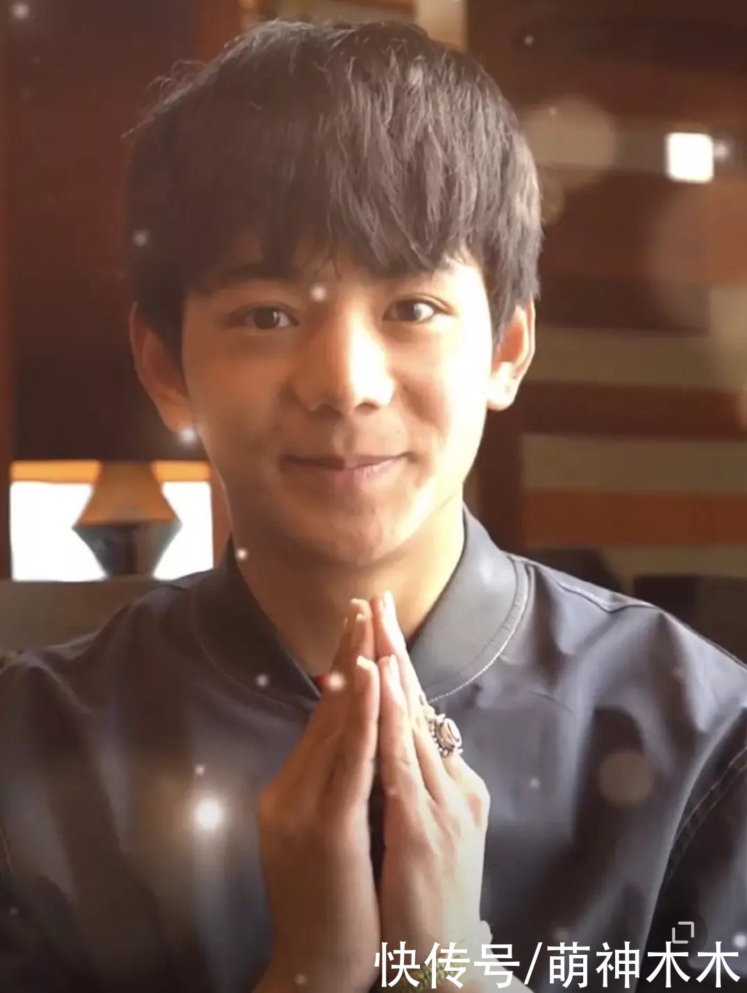 丁真首次亮相上海时装周，换上全套妆发造型看秀，为设计师献花