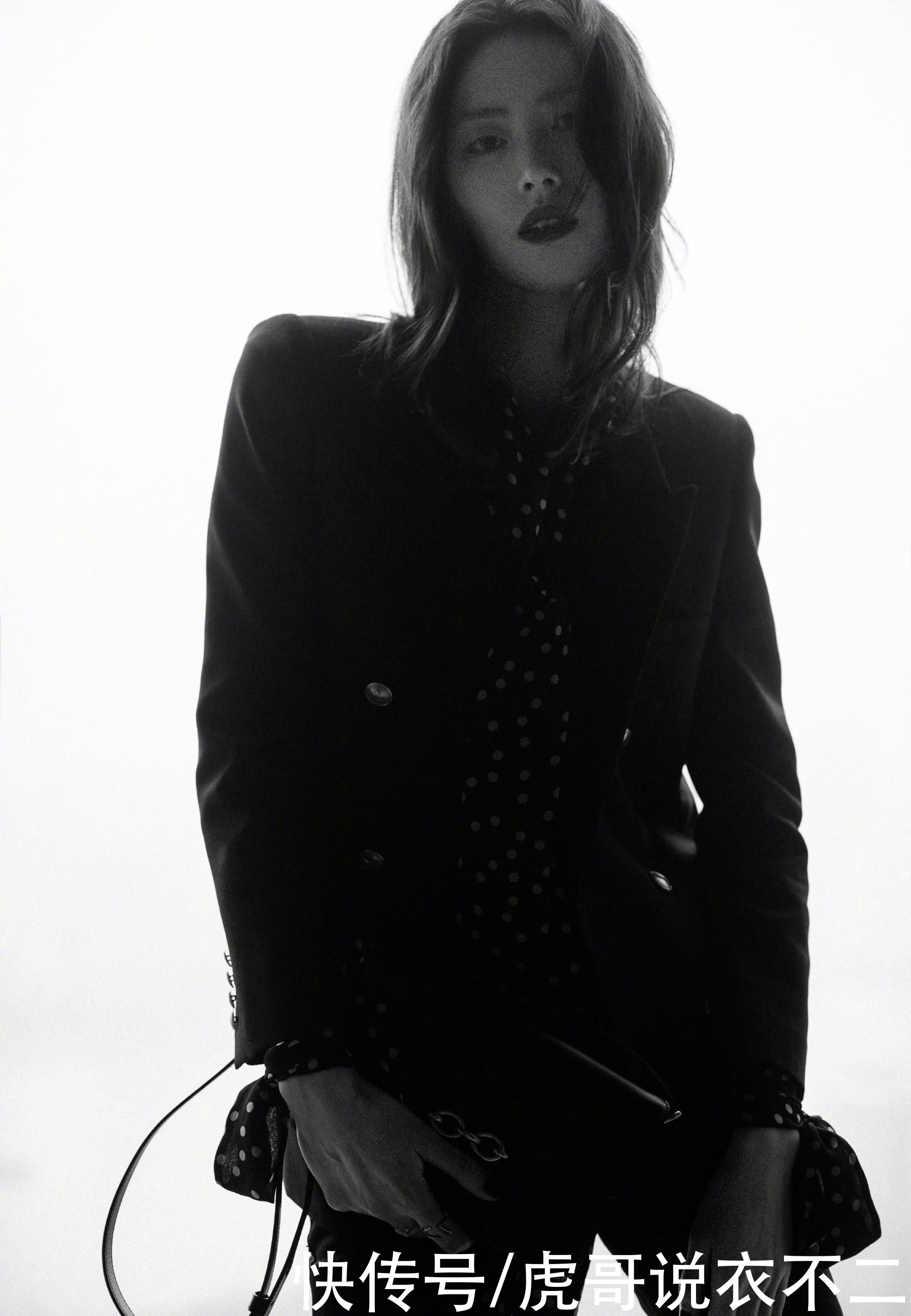 超模刘雯身材条件“太优越”，身穿基础款黑色西装，气场好强大