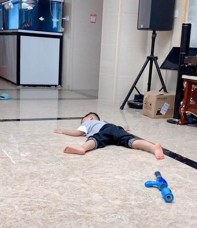 思念|姐姐开学第3天,弟弟对姐姐各种思念,妈妈吐槽:好了伤疤忘了疼