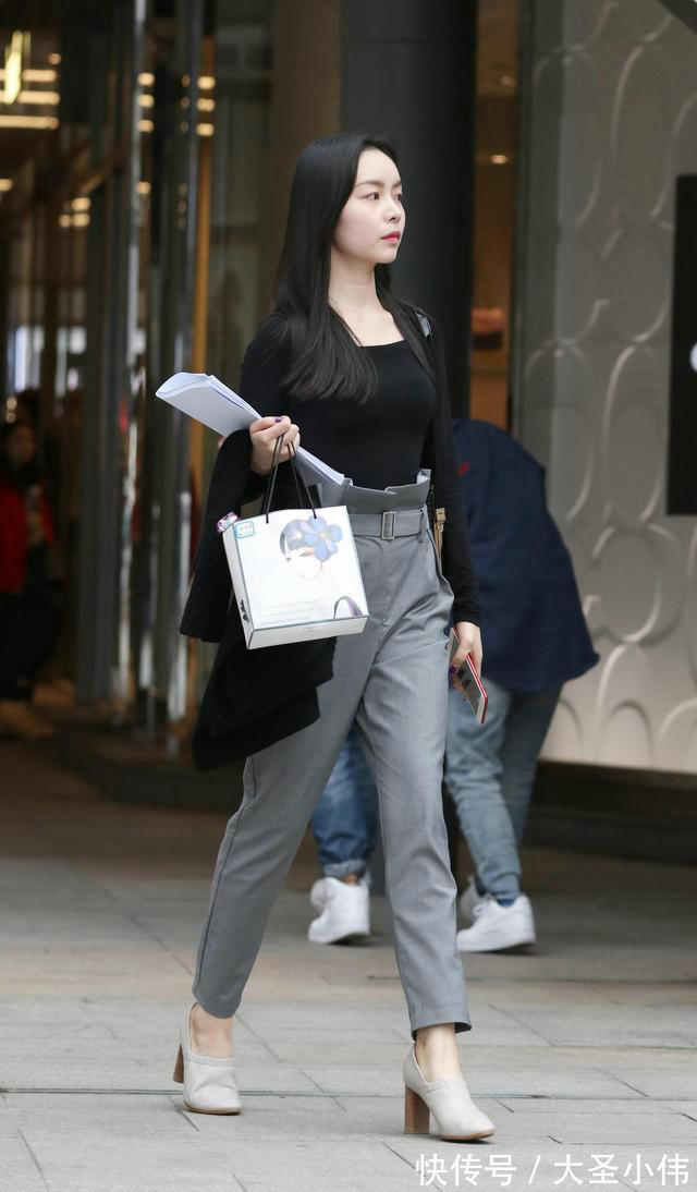 九分裤|美女街拍:九分裤配合高跟鞋,双腿线条得到拉伸,人也会变得更自信