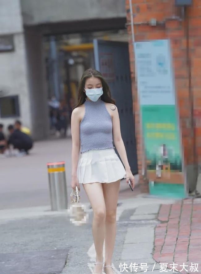 无袖 无袖打底衫配半身裙，时髦优雅还显年轻