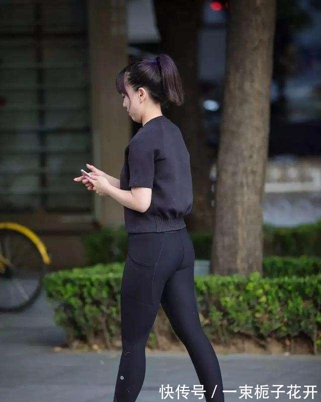 裤子 活力满满的打底裤装扮显得独特别致，清爽优雅一步到位，低调大气