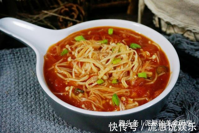 2个西红柿,1把金针菇,简单一炒,5分钟出锅,酸甜脆爽好下饭