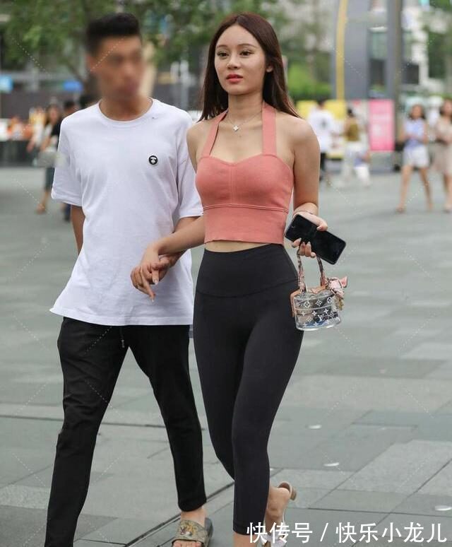 边肖 粉色针织背心,腰部设计显示青春感,搭配健美裤,减龄时尚