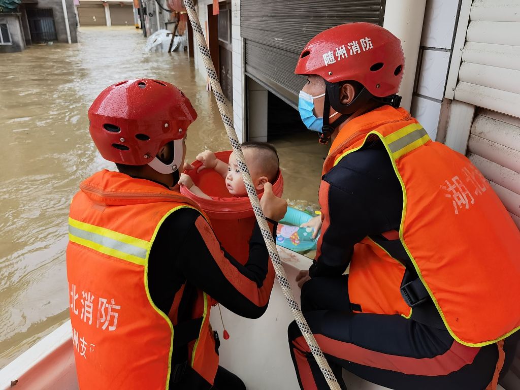 湖北|湖北随州遭遇特大暴雨 救援人员紧急转移受困群众