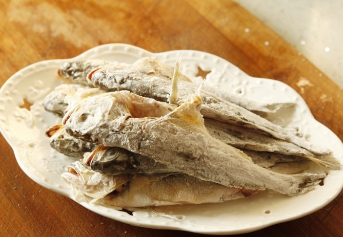 炸小黄花鱼怎么酥脆,五星级大厨教一个小秘方,连鱼刺都可以吃了