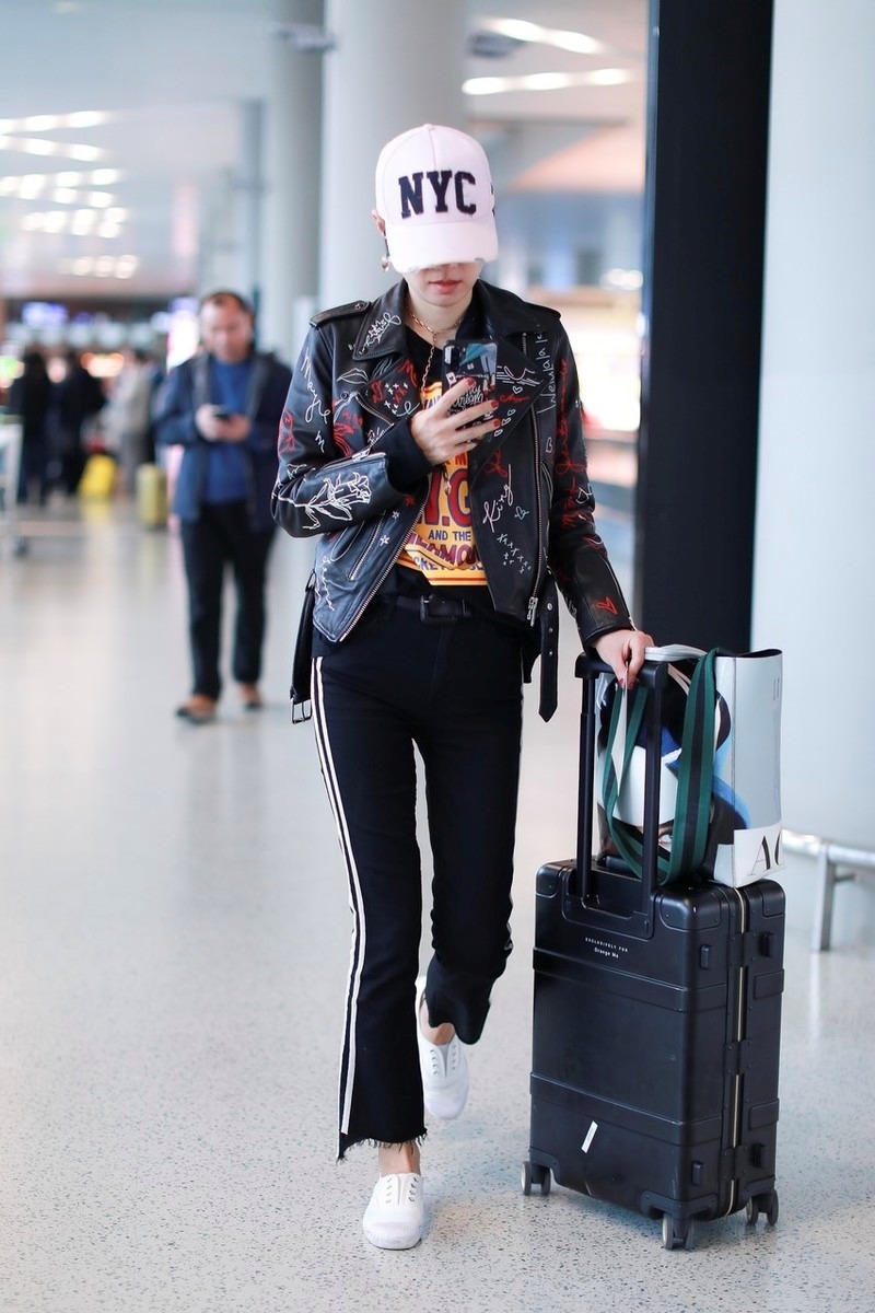 马伊琍|马伊琍才是辣妈圈顶流，穿黑色皮衣搭配紧身裤，高级时髦又个性