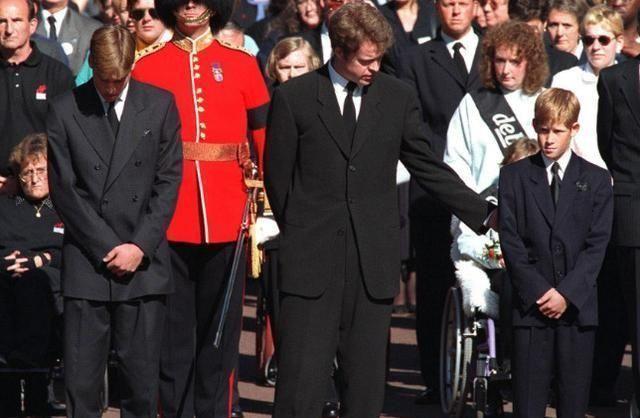 威廉|有妈的孩子像块宝:70岁查尔斯看球睡着,92岁女王微笑不忍叫醒他