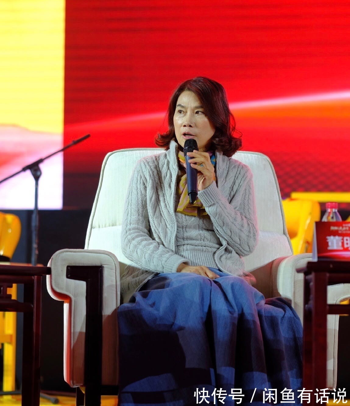 搭配|董明珠越老越时髦,穿开衫配渔夫帽气质变温柔,走路依然是霸总范