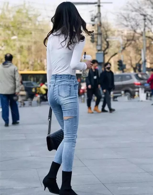 打底|白色打底加牛仔裤，清爽时尚搭配，减龄显瘦