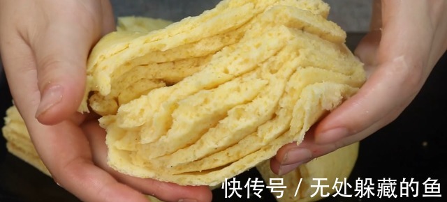 玉米面开水一烫，瞬间变美食，松软多层，比包子简单，比油条香！