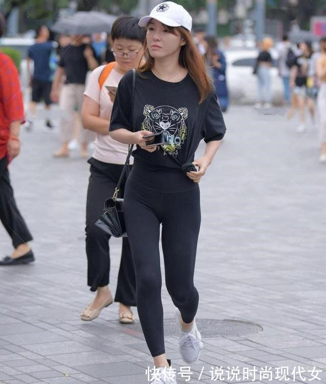 太阳帽 黑色t恤搭配白色太阳帽，经典大方，时尚自然！