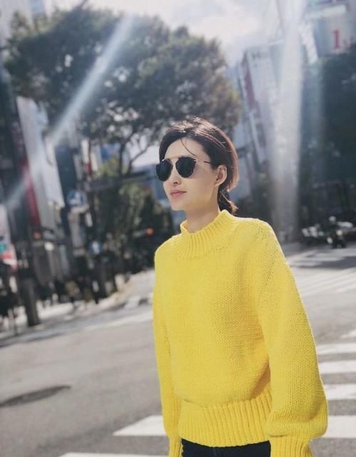 阔腿裤|穿搭真接地气！酒红色毛衣搭配牛仔阔腿裤，日常又百搭