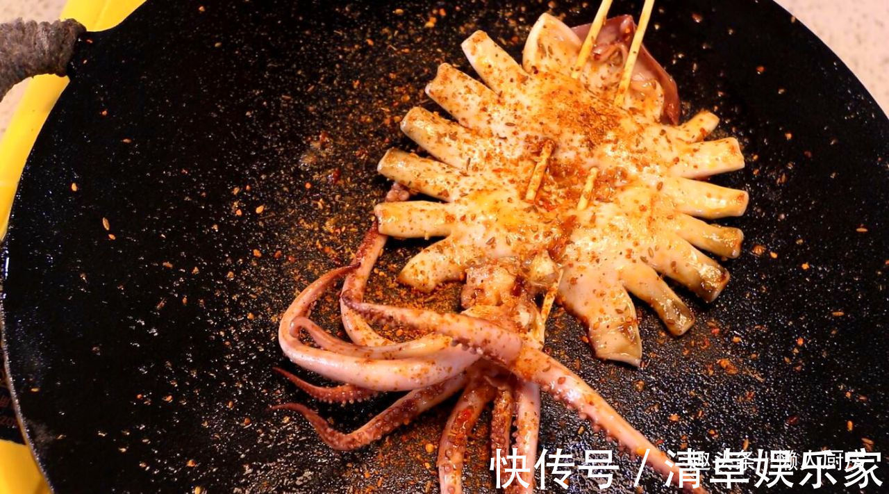 清洗干净|夏天，鱿鱼别白灼着吃了，教你烤鱿鱼的详细做法，配啤酒太爽了