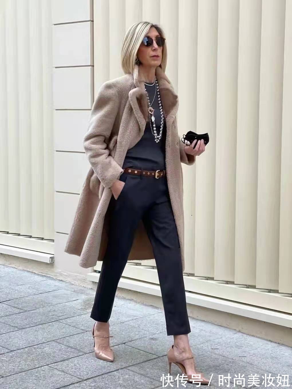气质 这才是“教科书般”的气质穿搭,50岁也穿得高级体面,美翻了