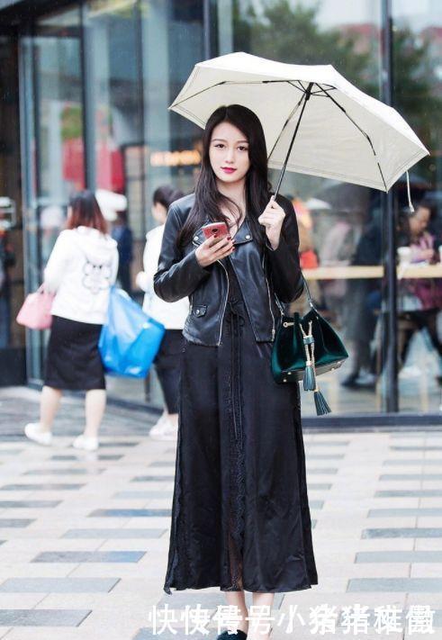  长裙|街拍美女搭配一袭粉色长裙，显色十分典雅，衬托出大长腿很迷人