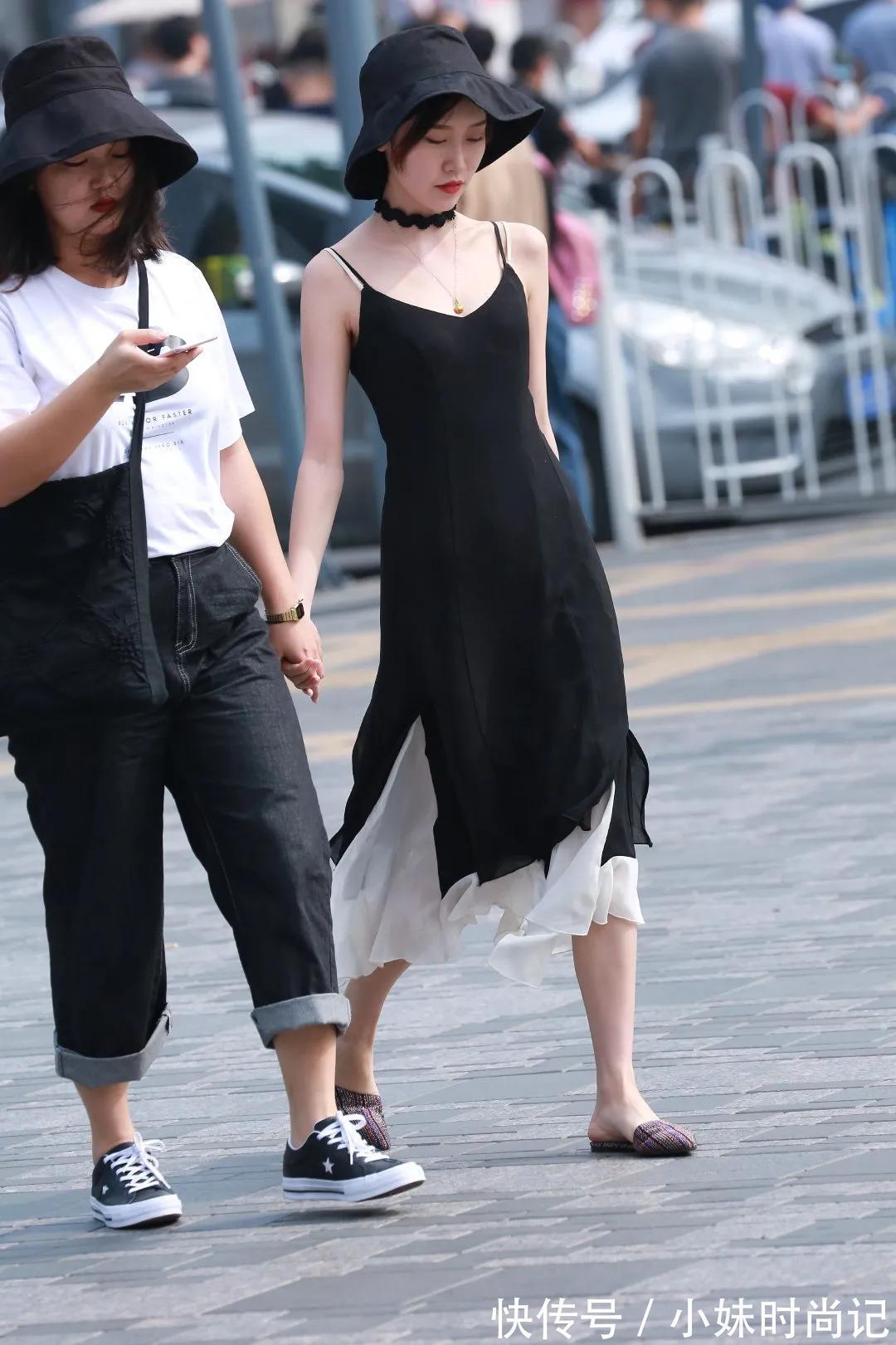 街拍 街拍:漂亮闺蜜手牵手