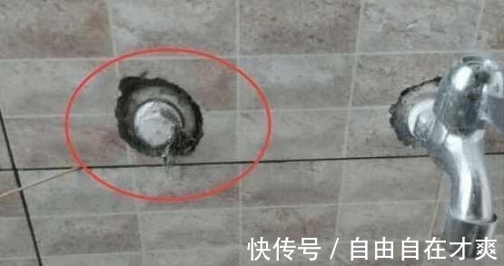改进|装完水管发现瓷砖孔开的太难看,聪明老婆做个小改进,真是漂亮