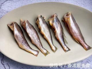 黄鱼|炸鱼光裹面粉可不酥，多做一步，就算放一晚，鱼尾巴都吃干净