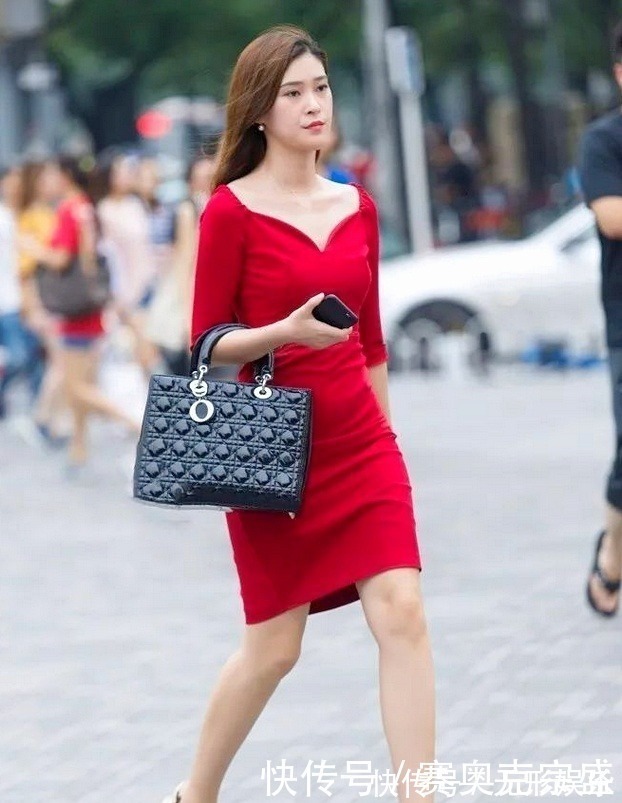 气质女孩偏爱裙装穿搭,有着轻熟女人的