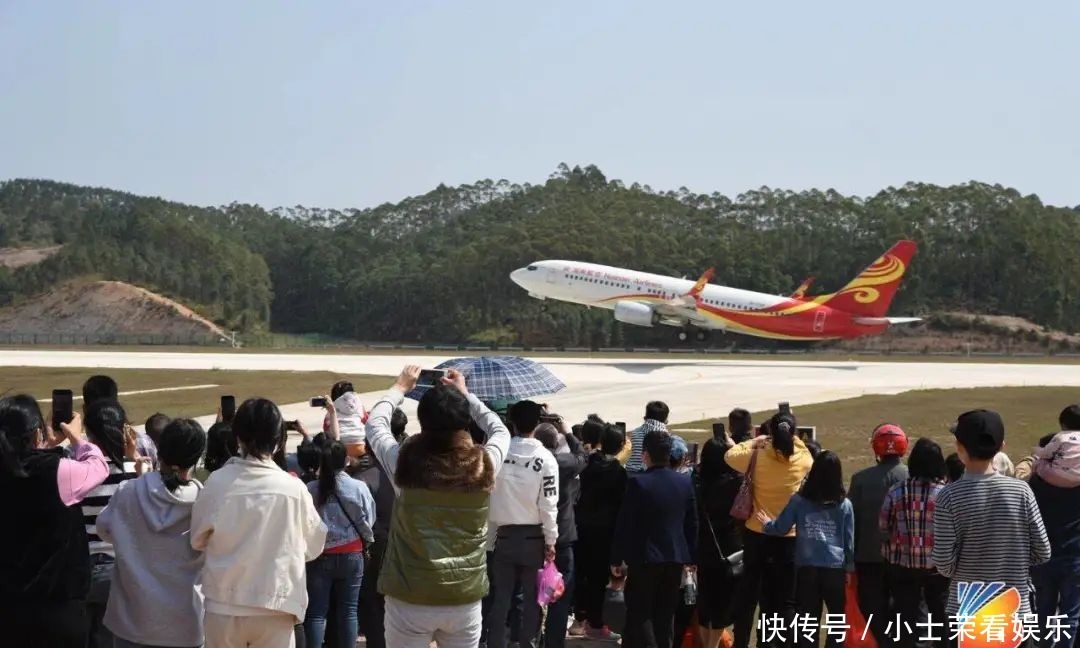 广西一机场成春节打卡景点，满山坡地摊生意火爆