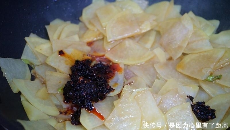 老干妈土豆片,颜色红润十分诱人,一看就有食欲,吃了就停不下