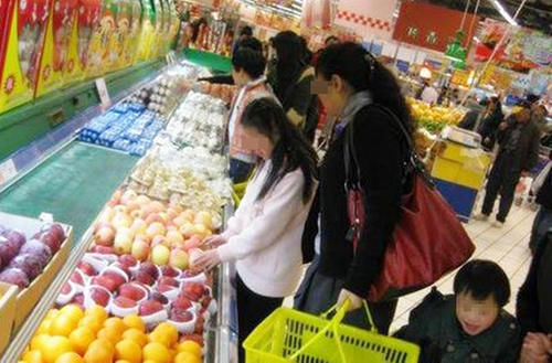 超市|“谁家孩子竟偷吃水果?”面对超市员工质问,宝妈的回应值得学习