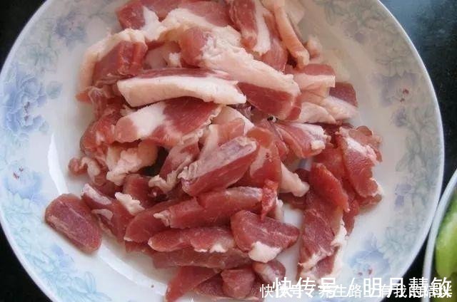 无论炒什么肉,谨记这4个小技巧,炒出来的肉,又嫩又入味!