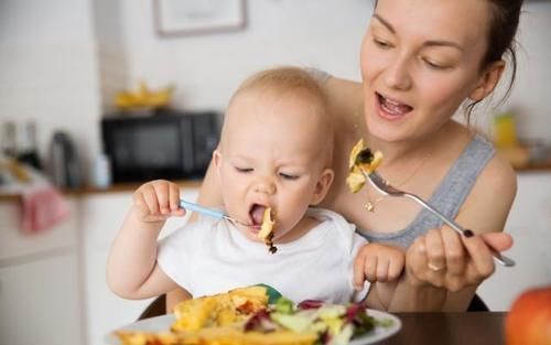 小雯|宝宝什么时候可以吃大人饭?3个方面告诉你答案,看完就懂了