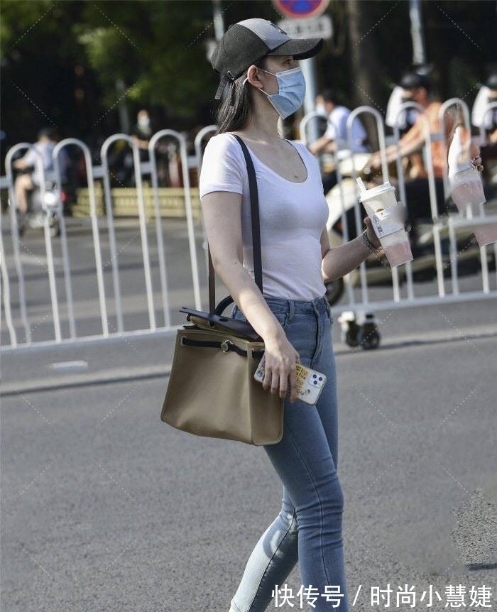 白色上衣|简单不是普通,白色上衣搭配牛仔裤,简约休闲风突显“洒脱”的气质