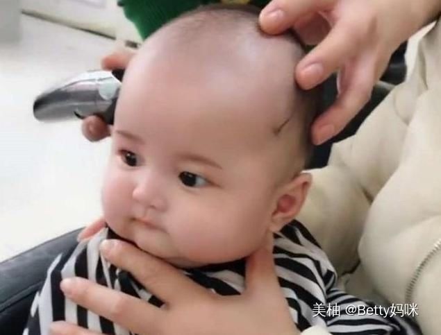 孩子|妈妈带宝宝孩子去理发，乖巧模样太可爱，网友：长大可以靠脸吃饭