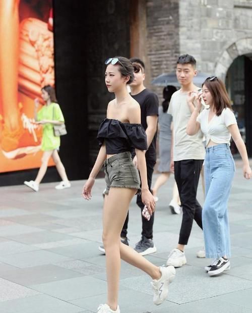 小姐姐白色上装搭配牛仔裤,穿起来清新又自然