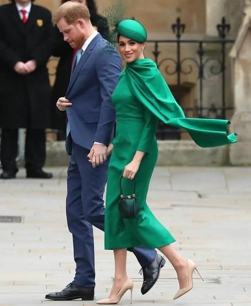 被梅根“泼脏水”后现身！威廉眉头紧皱，凯特穿粉色大衣全程黑脸