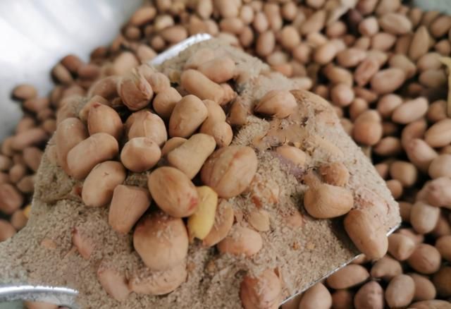 在家做五香花生米,不用微波炉不用烤箱,花生咸香酥脆,还解馋