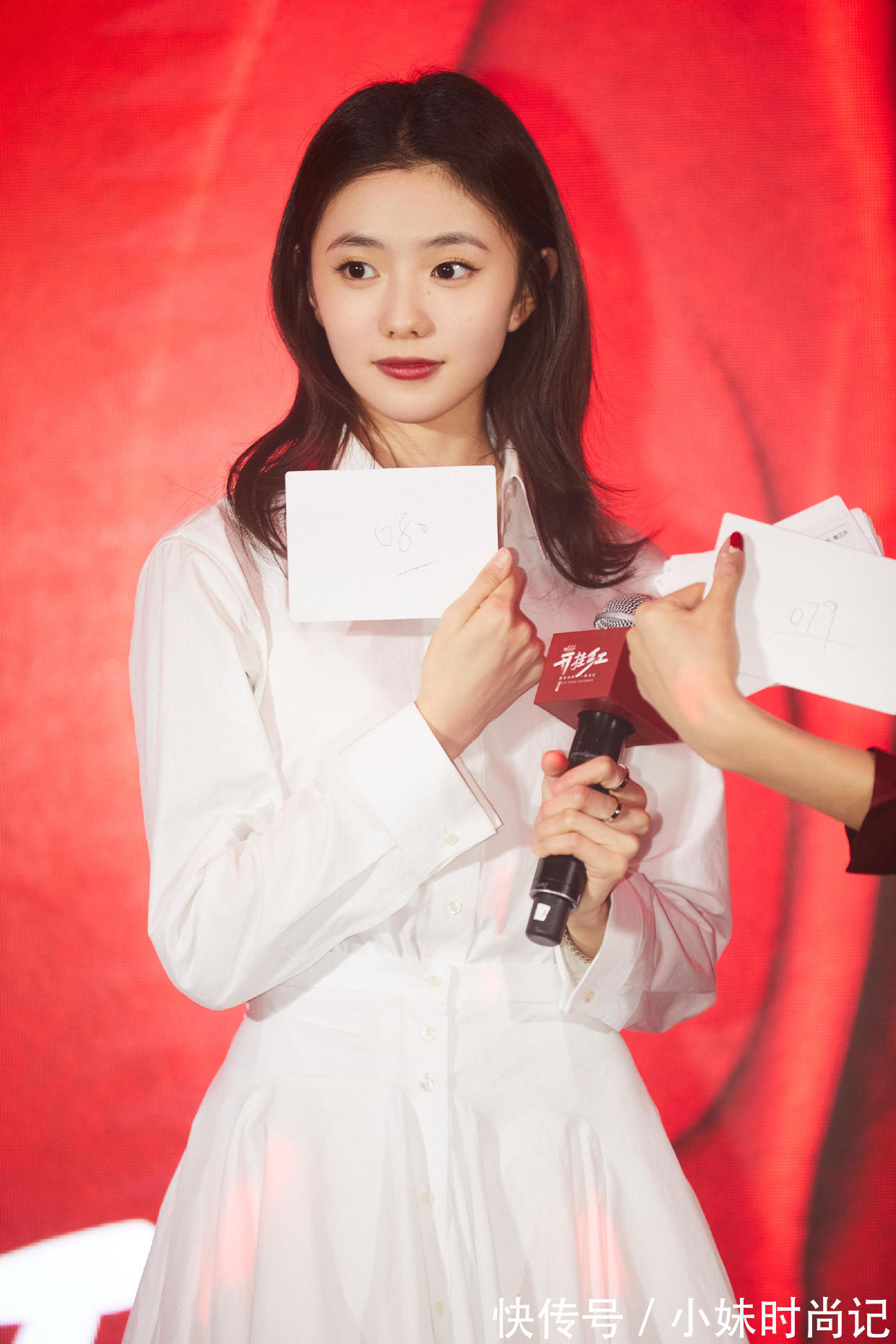 谋女郎|“谋女郎”刘浩存气质绝了,连简约的衬衫裙,都穿出了千金小姐范