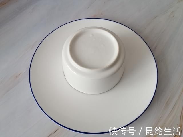 牛奶别直接喝了，加2个鸡蛋，不用烤箱不用打蛋器，出锅抢着吃