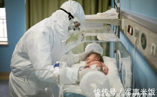 危险期|1岁宝宝摔下床,奶奶一个大意的举动让娃停止呼吸,父母需重视