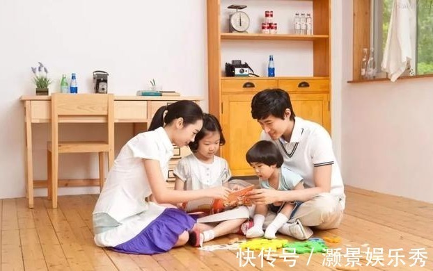 爸爸|14岁女儿和父母同床睡,书包里翻出来的东西,让爸爸自责