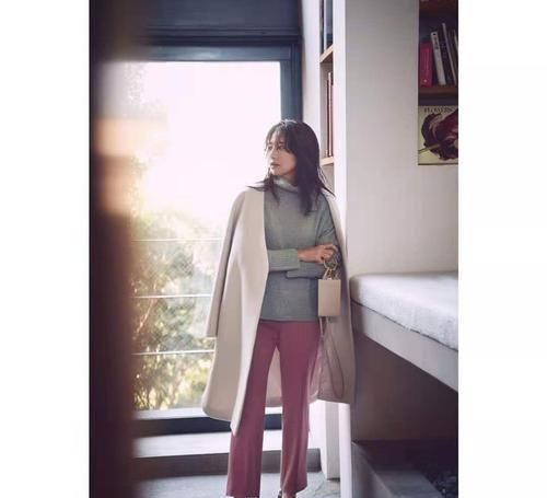  时髦|比黑白灰惊艳、比大地色时髦，最美的“疗愈色”穿搭，一眼就喜欢