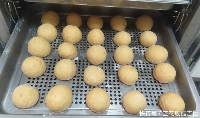 面粉|立冬后吃它正好,1块钱买一堆,与面粉一起蒸一下,轩软香甜好吃