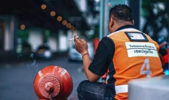 克烈|2岁染上烟瘾的孩子,一天抽40根烟,如今10岁的他变成什么样了