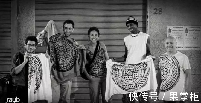 瞬间|女孩将T恤贴在井盖上,大家没懂!直到衣服拿起瞬间,都抢着买!