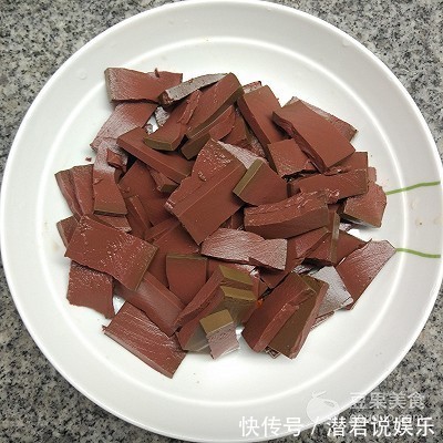 适量|酸菜烧鸭血的做法