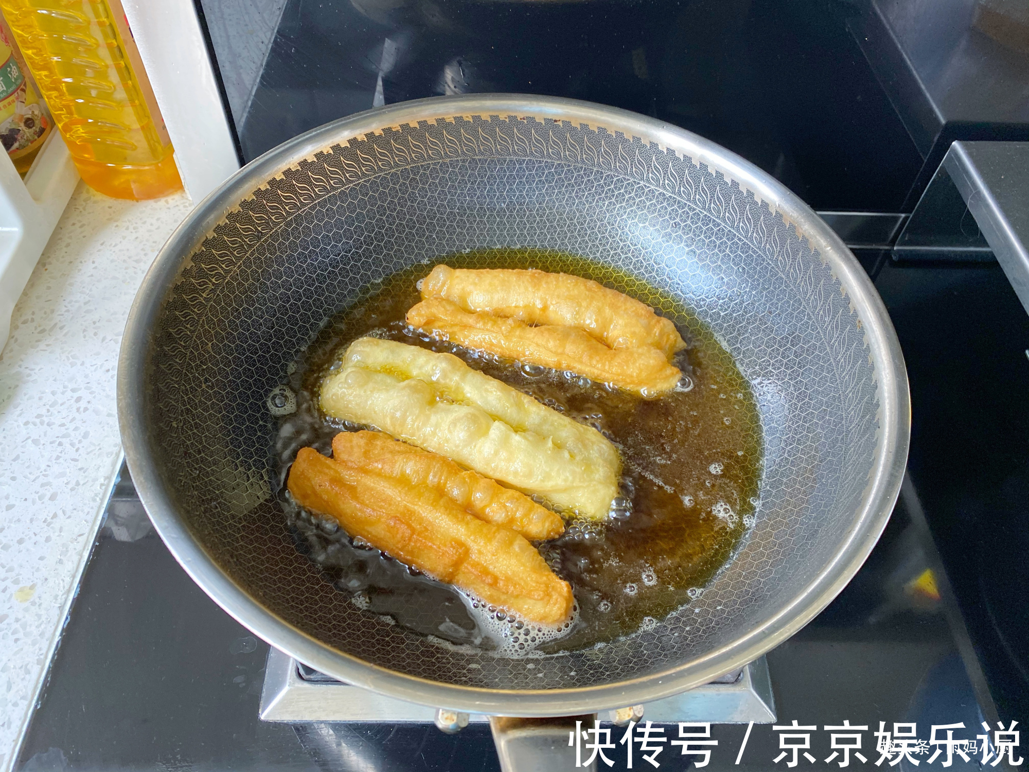 想吃油条别再买了，在家自己做好吃又卫生，个个空心又酥脆