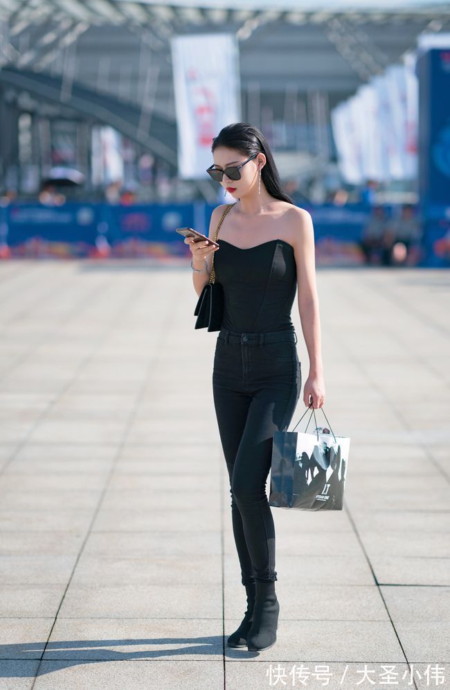 街拍|美女街拍:街上的美女们低头看着手机,爱美的男人们看着这些美女