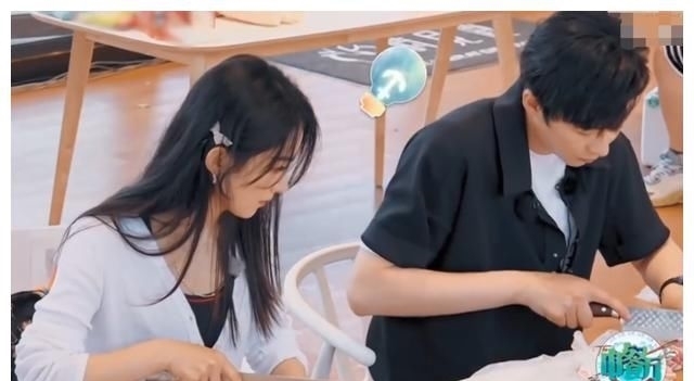 刀刃 《中餐厅》赵丽颖递刀动作再惹争议,刀刃对人太危险,细节很重要