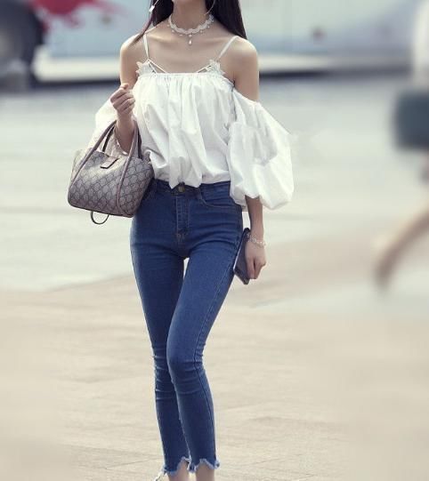 街拍蕾丝拼接针织上衣+破洞牛仔裤,斯文大方,彰显个性魅力