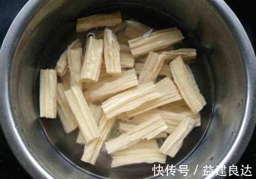 泡腐竹时，别放水里直接泡，教你饭店的做法，简单快速还劲道