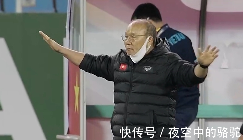 杜雄勇|大年初一,国足惨不忍睹:8分钟内被鱼腩灌2球!多人散步看戏防守