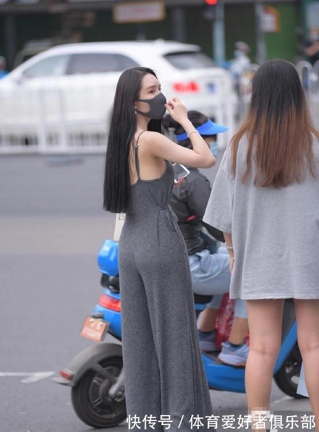 身材高挑 灰色纯棉吊带连体裤，身材高挑气质出众小姐姐穿起来既时尚又舒适！